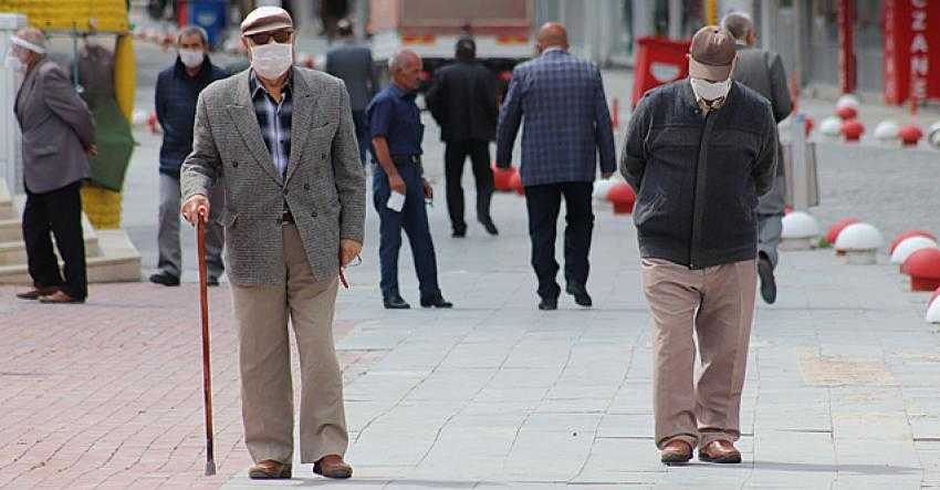 Karaman’da 65 yaş üstü vatandaşlar iznin tadını çıkardı