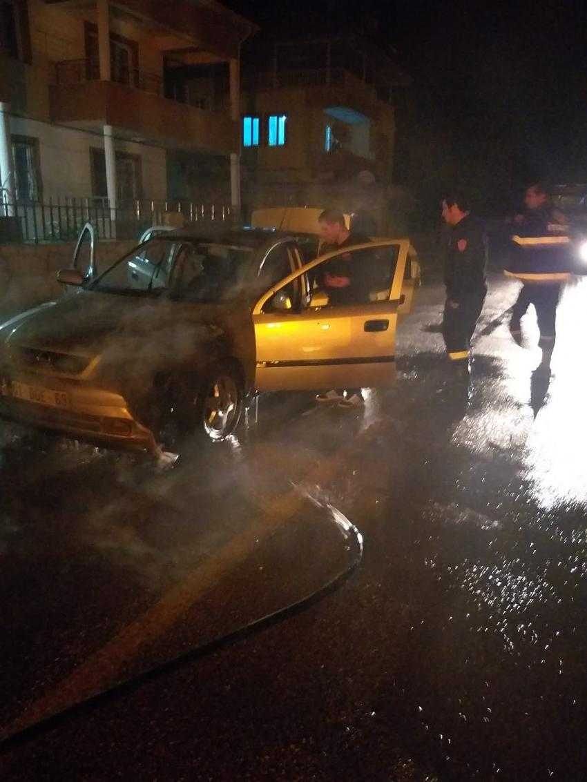 Seyir halindeki otomobil yandı