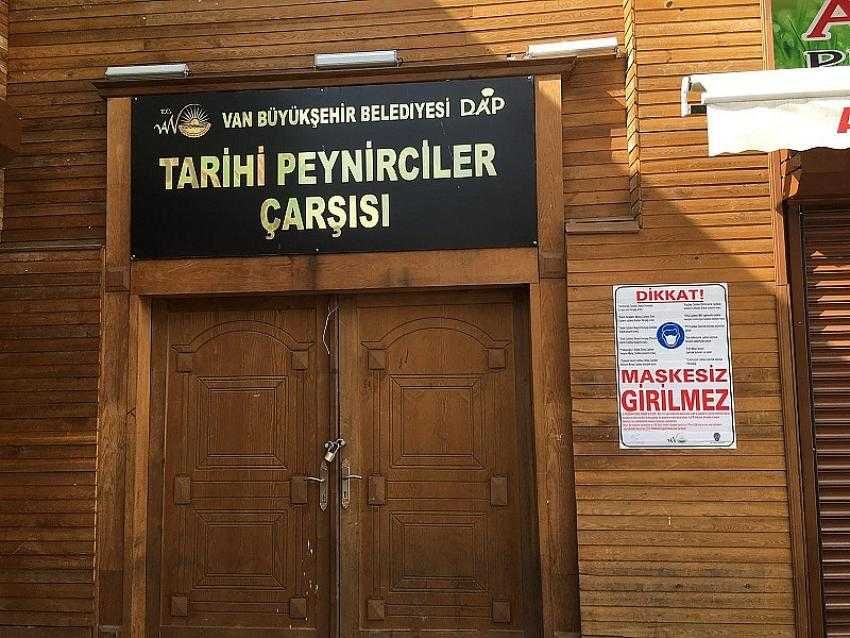Van’da korona virüsü nedeniyle uyarı levhaları asıldı