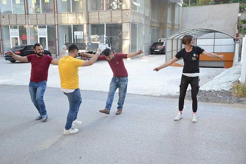 Kısıtlamanın son günü oyun havası eşliğinde ekmek sattılar