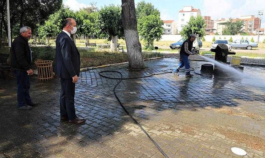Turgutlu Belediyesi cami ve okul bahçelerini dezenfekte ediyor