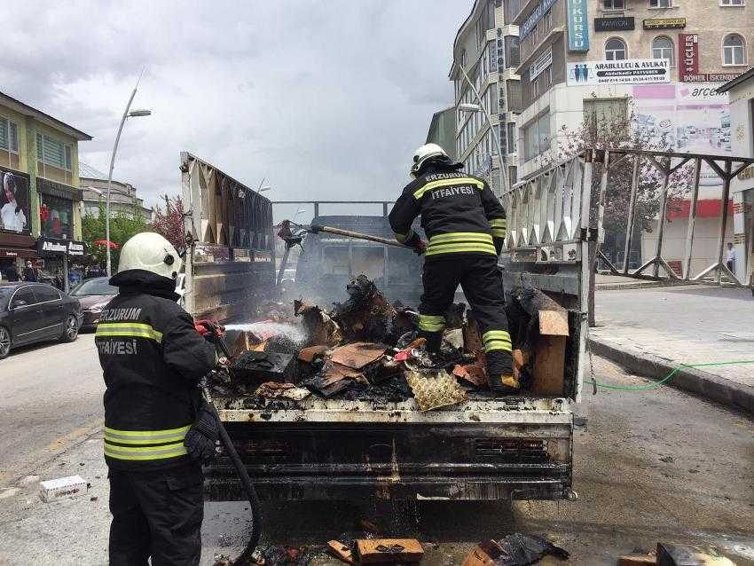 Erzurum’da otomobil cadde ortasında yandı