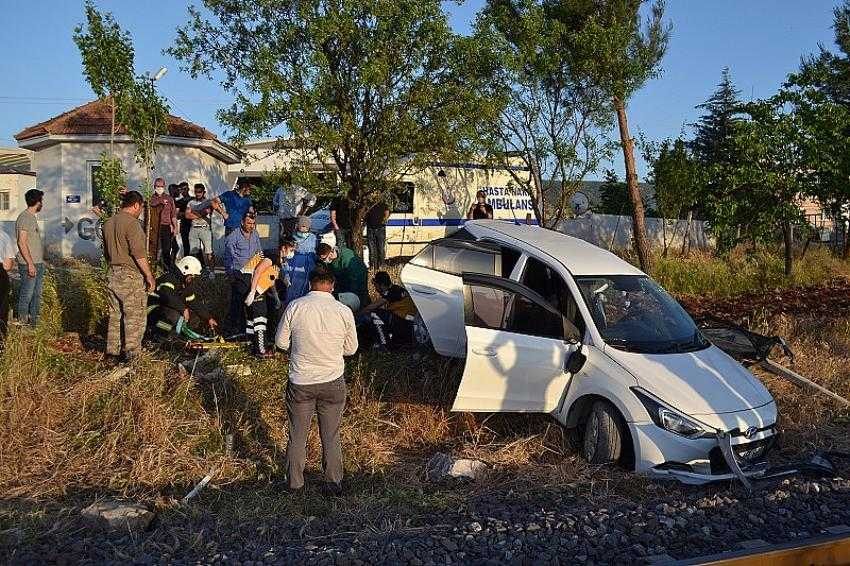 Otomobil yük trenine çarptı: 2 ağır yaralı