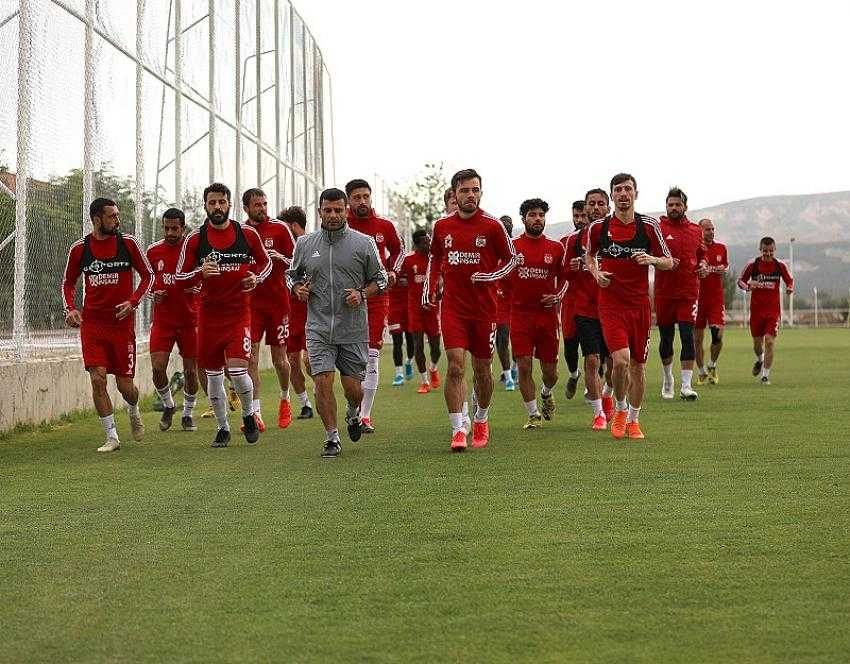 Yiğidolar hız kesmiyor