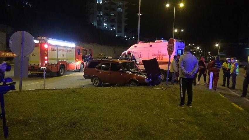 Bartın’da otomobil ile kamyonet çarpıştı: 3 yaralı
