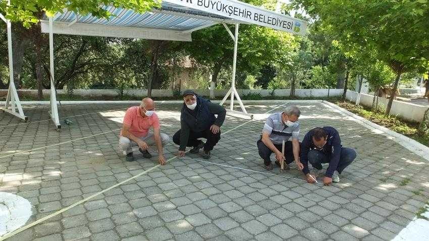 Burhaniye’de cami avluları Cuma Namazı’na hazırlandı