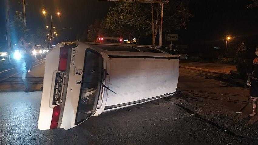 Kazanın ardından hurdaya dönen minibüsünü bırakıp kaçtı
