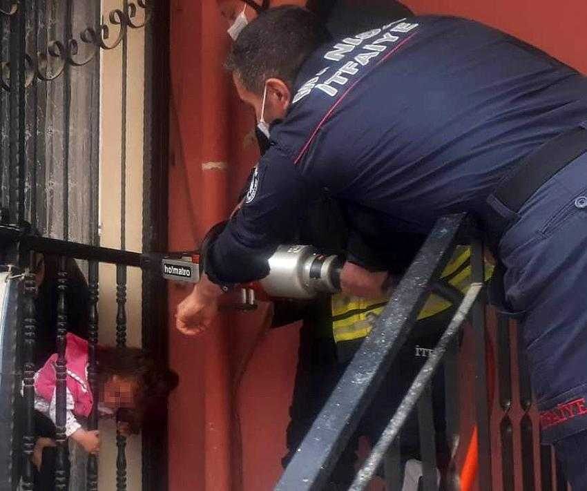 Kafası korkuluklara sıkışan çocuğu itfaiye ekipleri kurtardı