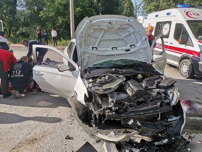 Kontrolden çıkan araç köprü korkuluğuna çarptı: 2 yaralı