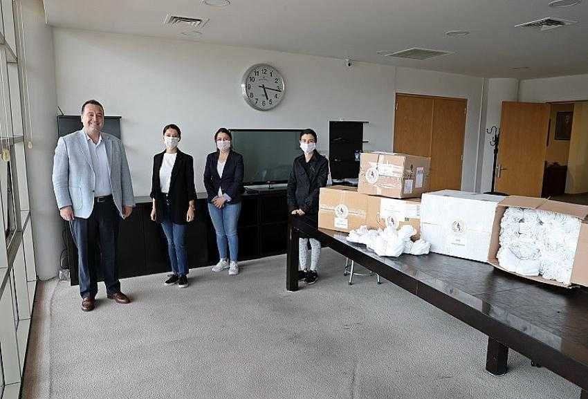 Akhisar’da kadınlar gönüllü olarak 4 bin maske üretti