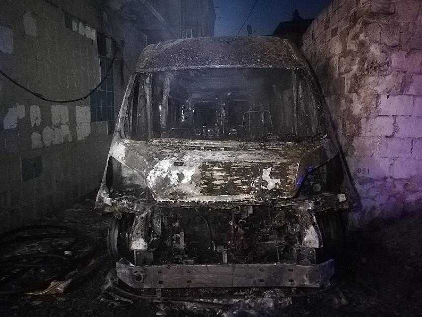 İzmir’de kundaklandığı ileri sürülen servis minibüsü yanarak küle döndü