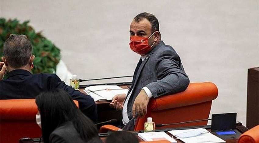 AK Parti’li Yavuz’dan bayrak ve Atatürk imzası bulunan maske takan CHP’li vekillere tepki