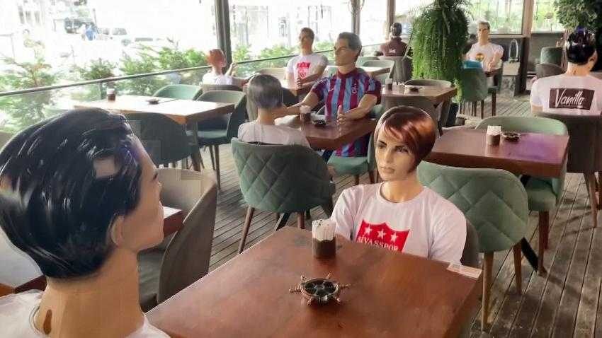 Restoranda sosyal mesafe için cansız mankenli önlem