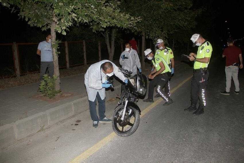 Seyir halindeki motosiklet devrildi: 1 ölü