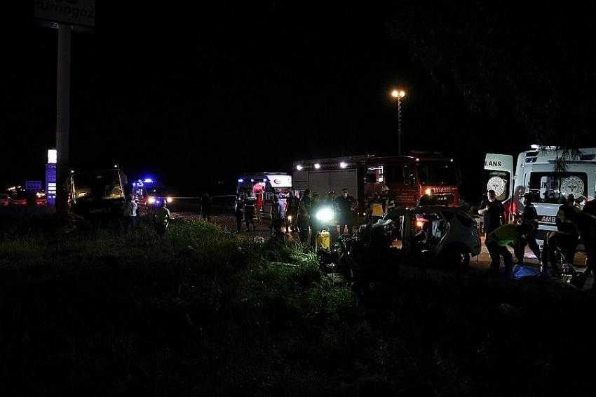 Karşı şeride geçen otomobil yolcu otobüsünün altına girdi: 2 ölü