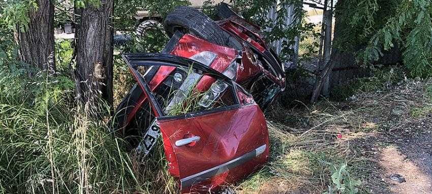 Virajı alamayan otomobil takla atarak ağaca çarptı