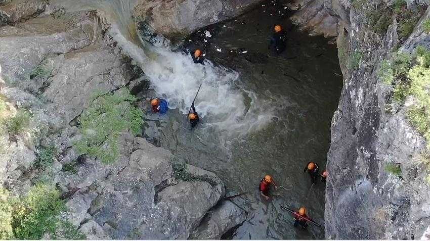 Kayıp Derya’yı bulmak için azgın sularla boğuştular...