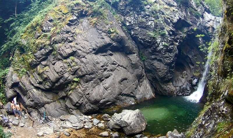 Uludağ’ın eteklerindeki doğal havuzlarda serinliyorlar