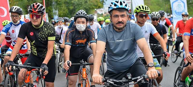 Yıldırımlılar doğa için pedal çevirdi, fidan dikti