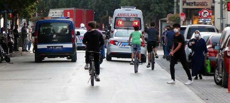Bütün kamu araçları siren çalıp maske mesafe uyarısı yaptı