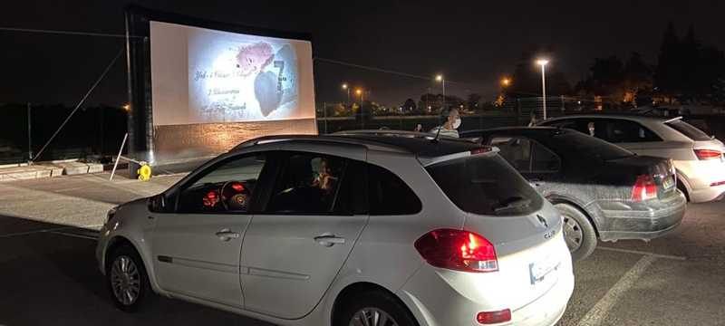 Filmi araçtan izlediler, alkış yerine korna çaldılar