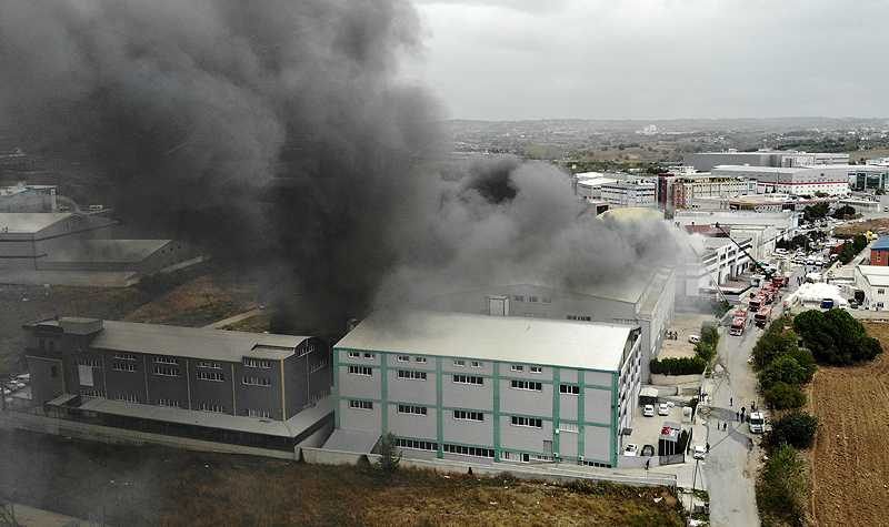 Silivri’de sünger fabrikası alevlere teslim oldu