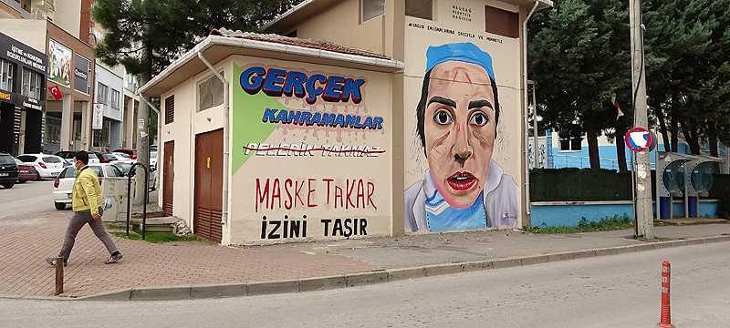 Sağlık çalışanlarının zorlu mücadelesi trafoya resmedildi
