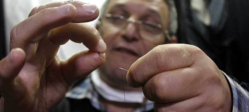 Değerli elbiseleri ameliyat yaparak çöpe gitmekten kurtarıyor
