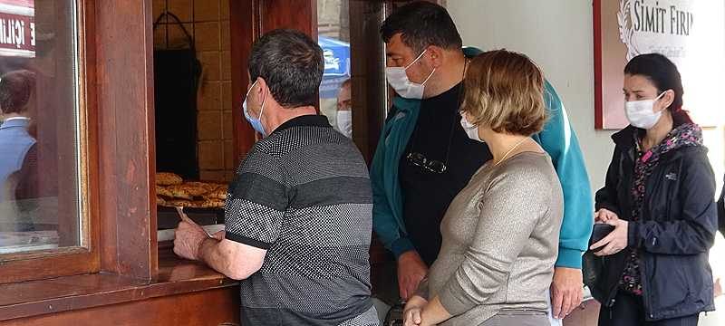 Bursa’da tarihi fırınlarda saatlerce simit kuyruğu