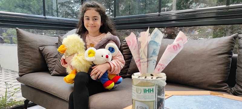 8 yaşındaki Belinay kumbarasını Ayda ile Elif’e gönderdi