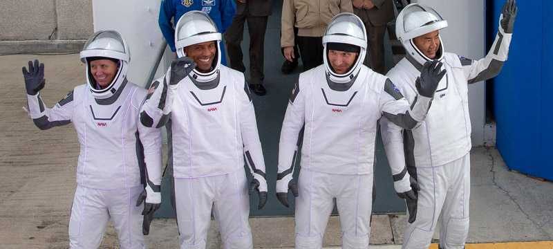 NASA ve SpaceX, 4 astronotu uzaya gönderdi