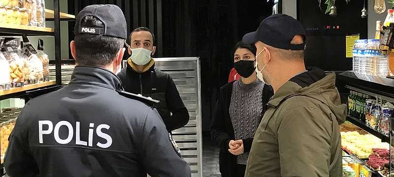 Bursa’da kısıtlamanın ilk dakikalarında polis ekiplerinden denetim