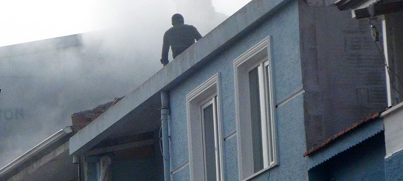 Yangın mahalleyi sokağa döktü
