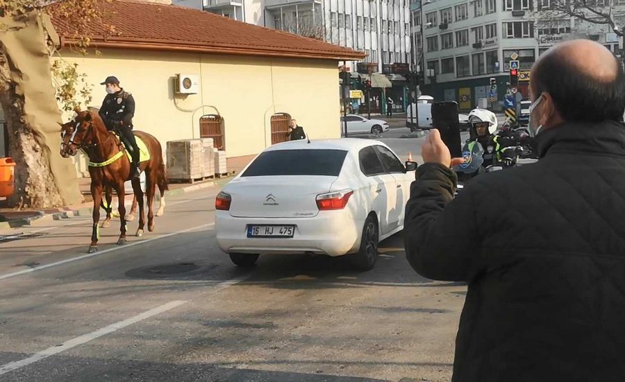Atlı polisler kısıtlamaya uymayanların peşinde