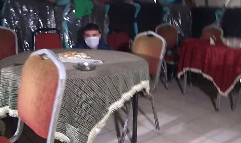 Masanın altında saklanırken yakalandı