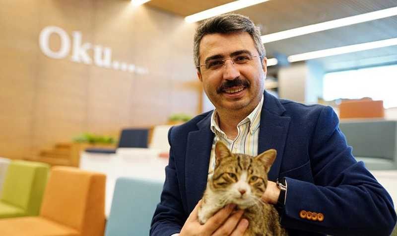 Ayağından yaralanan sevimli kedi belediyeye sığındı