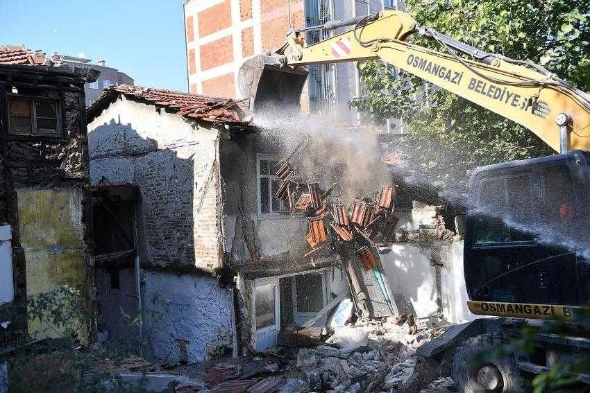 Osmangazi Belediyesi 100 metruk binayı yıktı