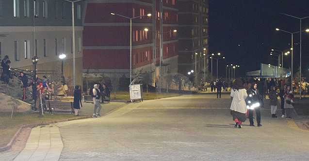 Deprem olacak söylentisi yüzlerce öğrenciyi sokağa döktü