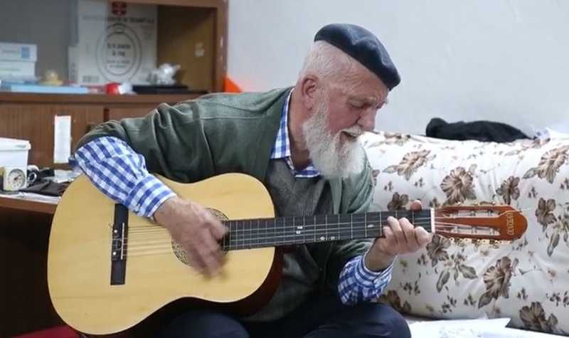 73 yaşındaki gitaristten 