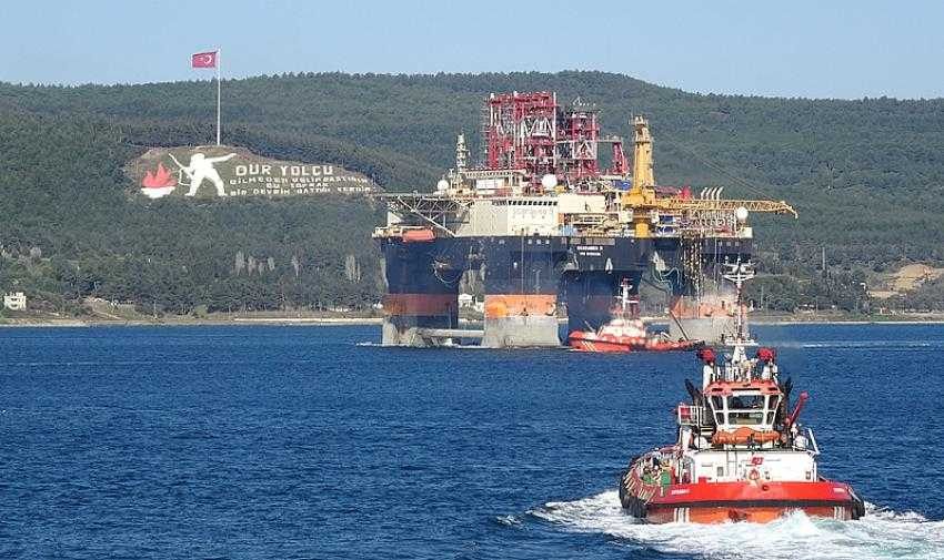 Yüzen dev Çanakkale Boğazı’ndan geçti