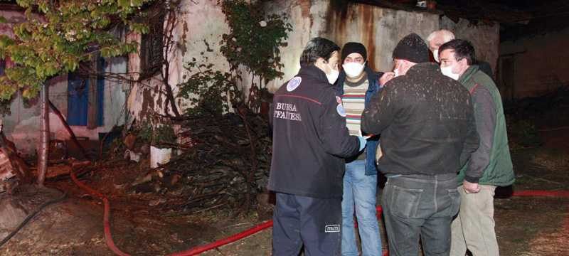 Yangın çıkan evin tavanı çöktü, yaşlı kadın hayatını kaybetti