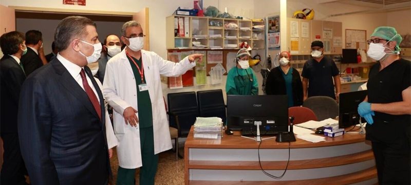 Bakan Koca’dan saldırıya uğrayan sağlık çalışanlarına ziyaret