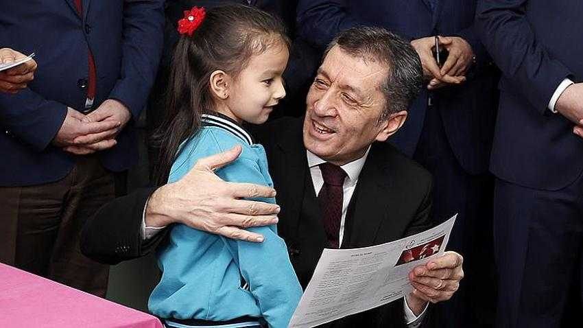 Bakan Selçuk öğrencilere karne dağıttı