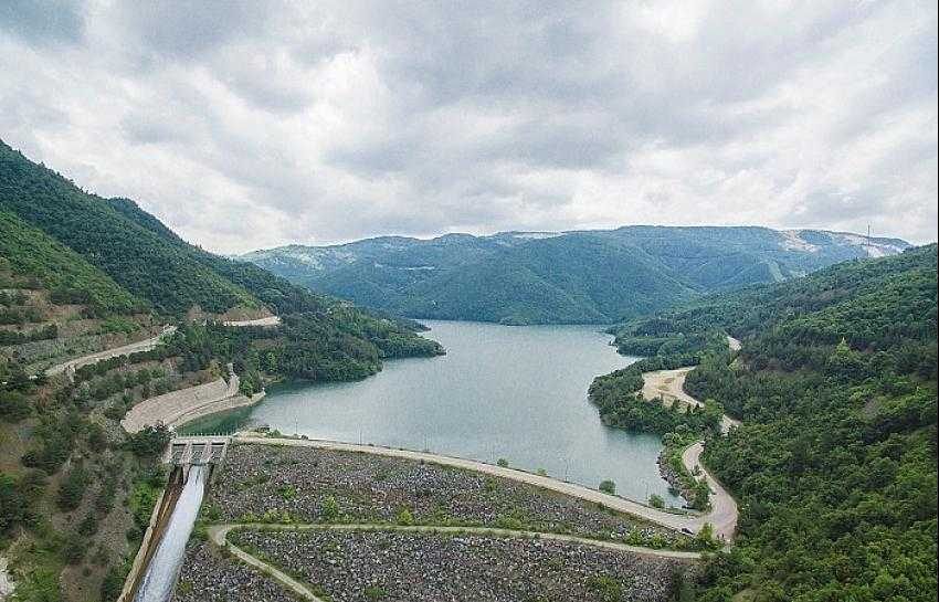 Yoldan baraj kıyısına düşen kişi kurtarıldı