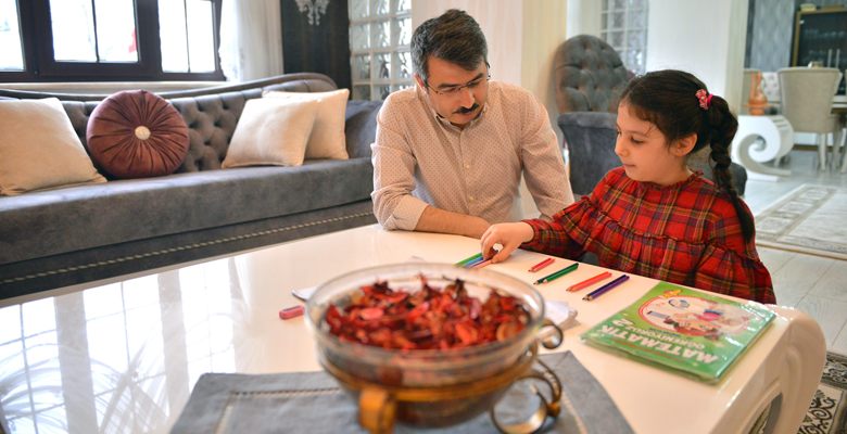 Başkan Yılmaz ve kızından 
