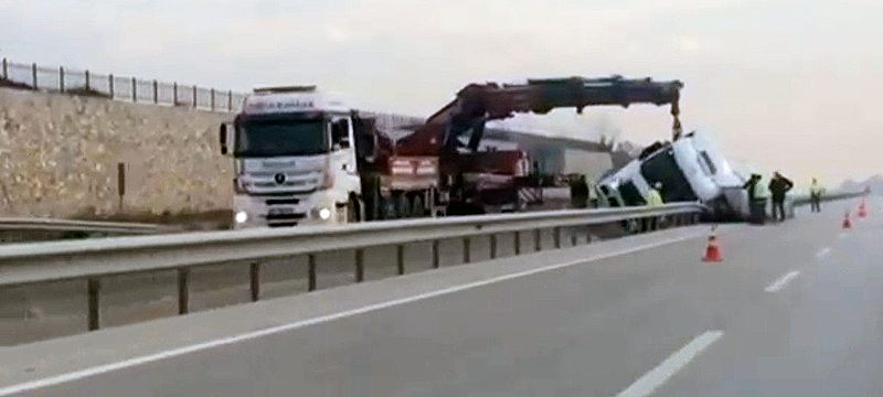 Bursa’da feci kaza! TIR bariyerlere saplandı