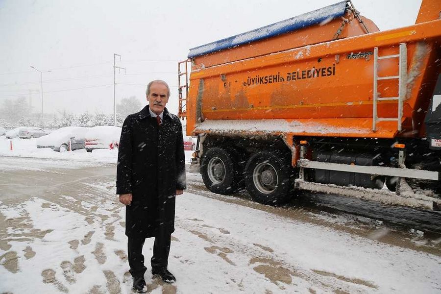 İzmir yolunda mahsur kalanlara Büyükşehir