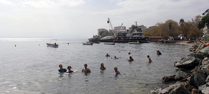 Bursalılar temmuz sıcağını görünce denize akın etti