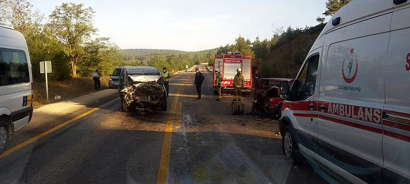 Bursa’da iki araç kafa kafaya çarpıştı: 1 ölü, 3 yaralı