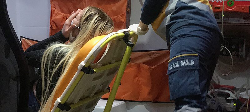 Sinir krizi geçiren genç kız, polisi alarma geçirdi